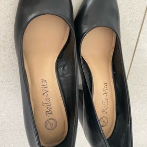 black very nice heels brand Bella via size 7 US